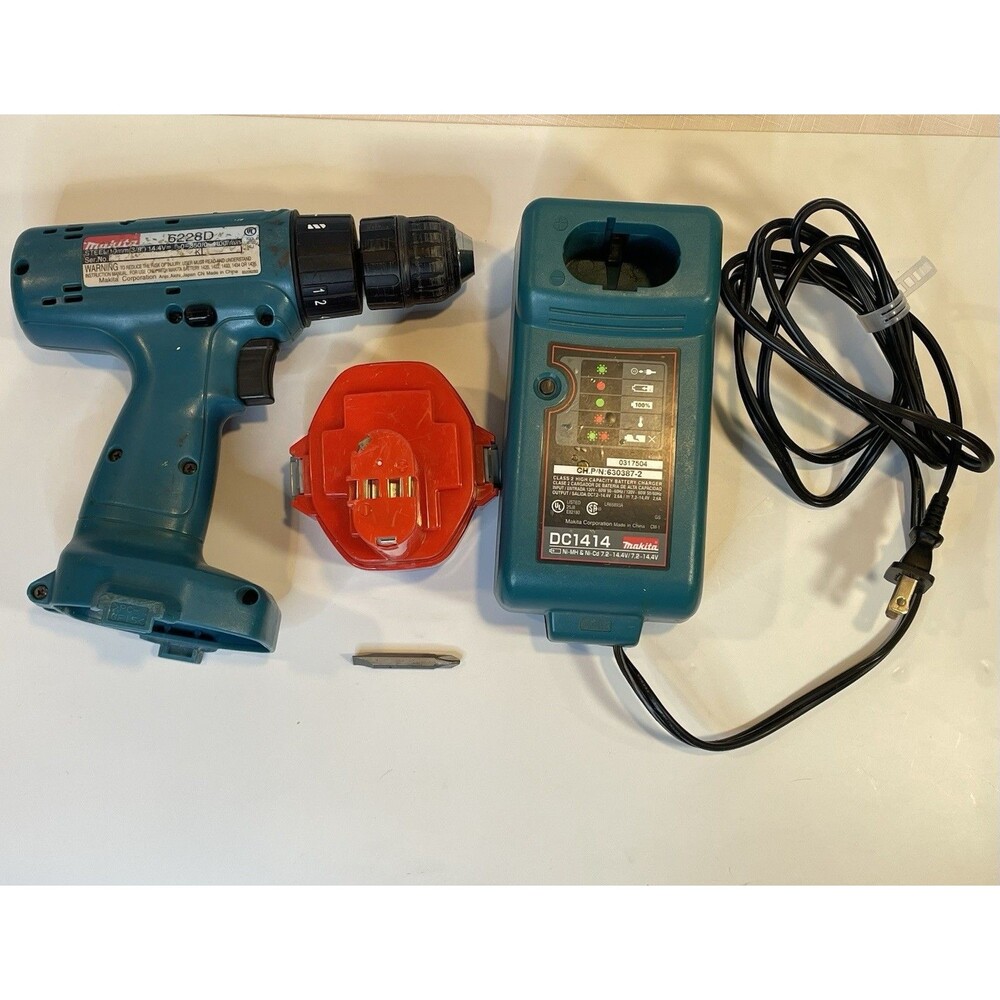 Makita 6222D Cordless Drill w/ Charger and Battery - Works Great